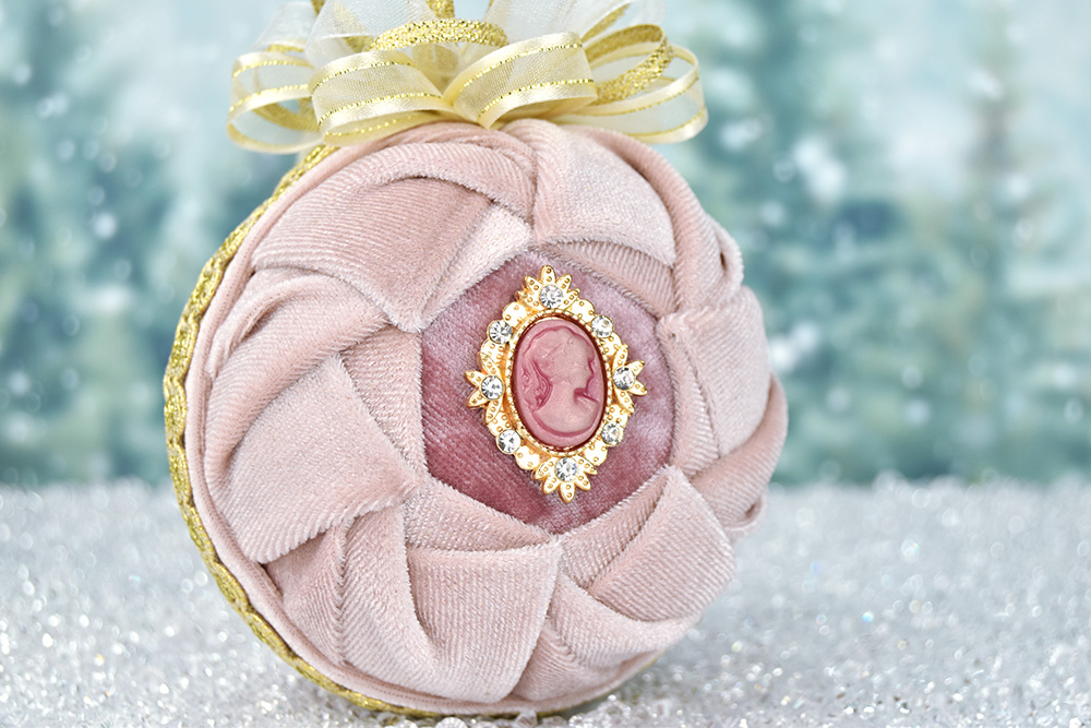 pink-velvet-princess-pattern-quilted-ornament-1