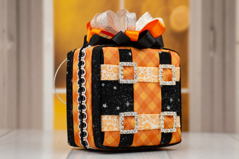 checkered-gift-box-no-sew-quilted-ornament-04