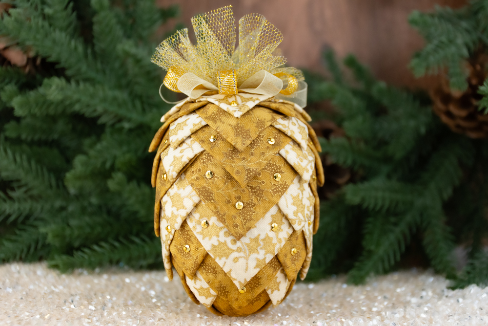 golden-pine-cone-no-sew-quilted-ornament-01_1