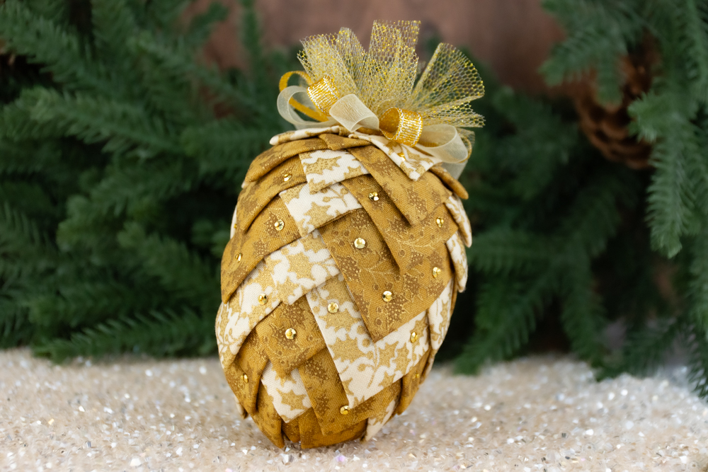 golden-pine-cone-no-sew-quilted-ornament-02_1