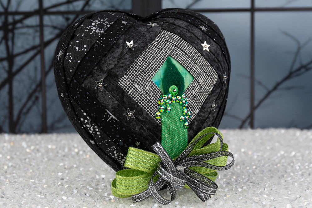 halloween-green-black-heart-aglow-no-sew-quilted-ornament-02