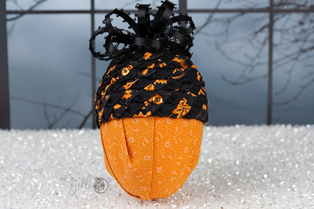 rippled-acorn-no-sew-quilted-ornament-11-wm