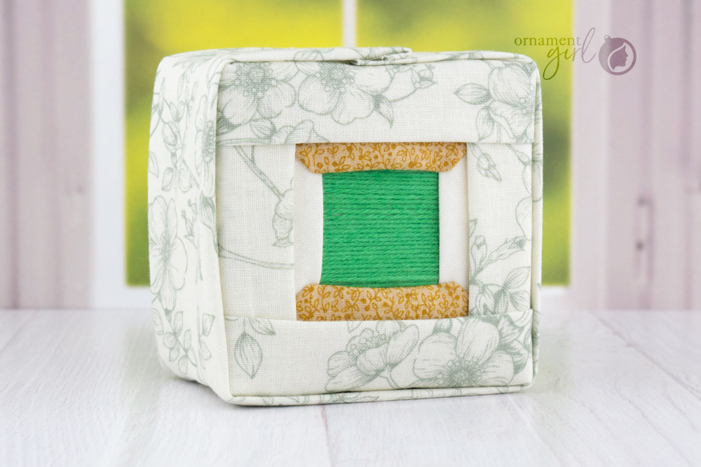 crafty-spool-of-thread-green-no-sew-quilted-ornament-01-wm