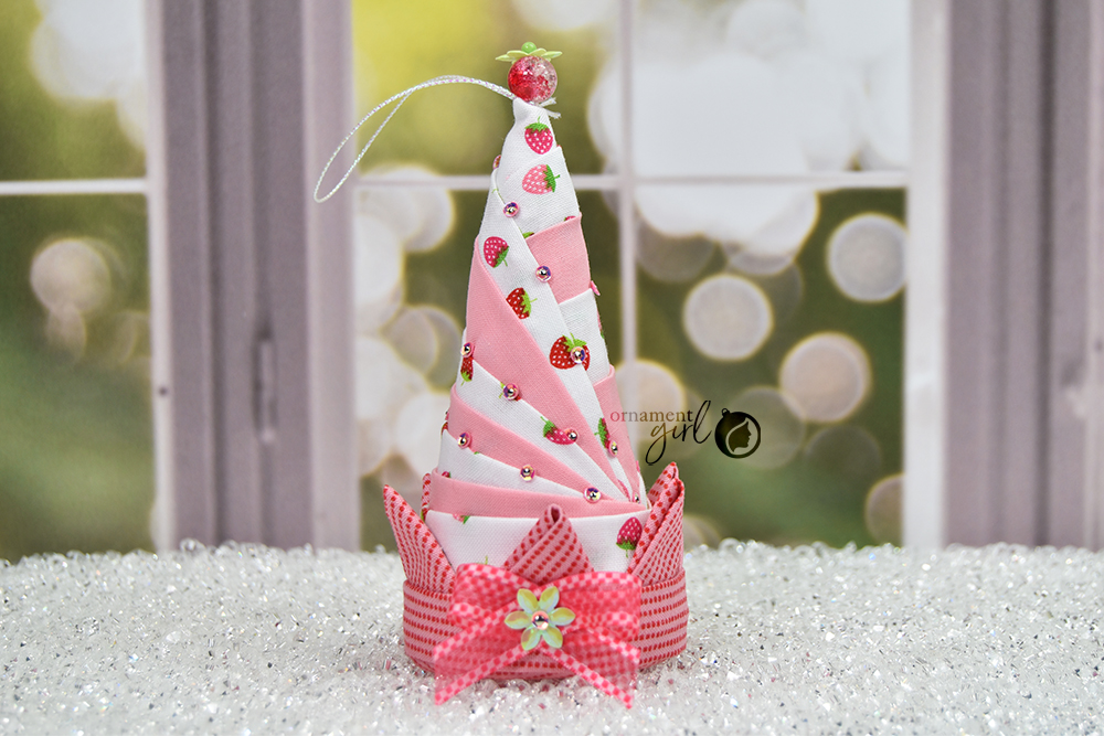 strawberry-elf-hat-no-sew-quilted-ornament-1-wm