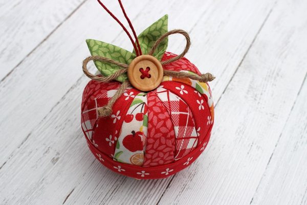 country-apple-quilted-ornament