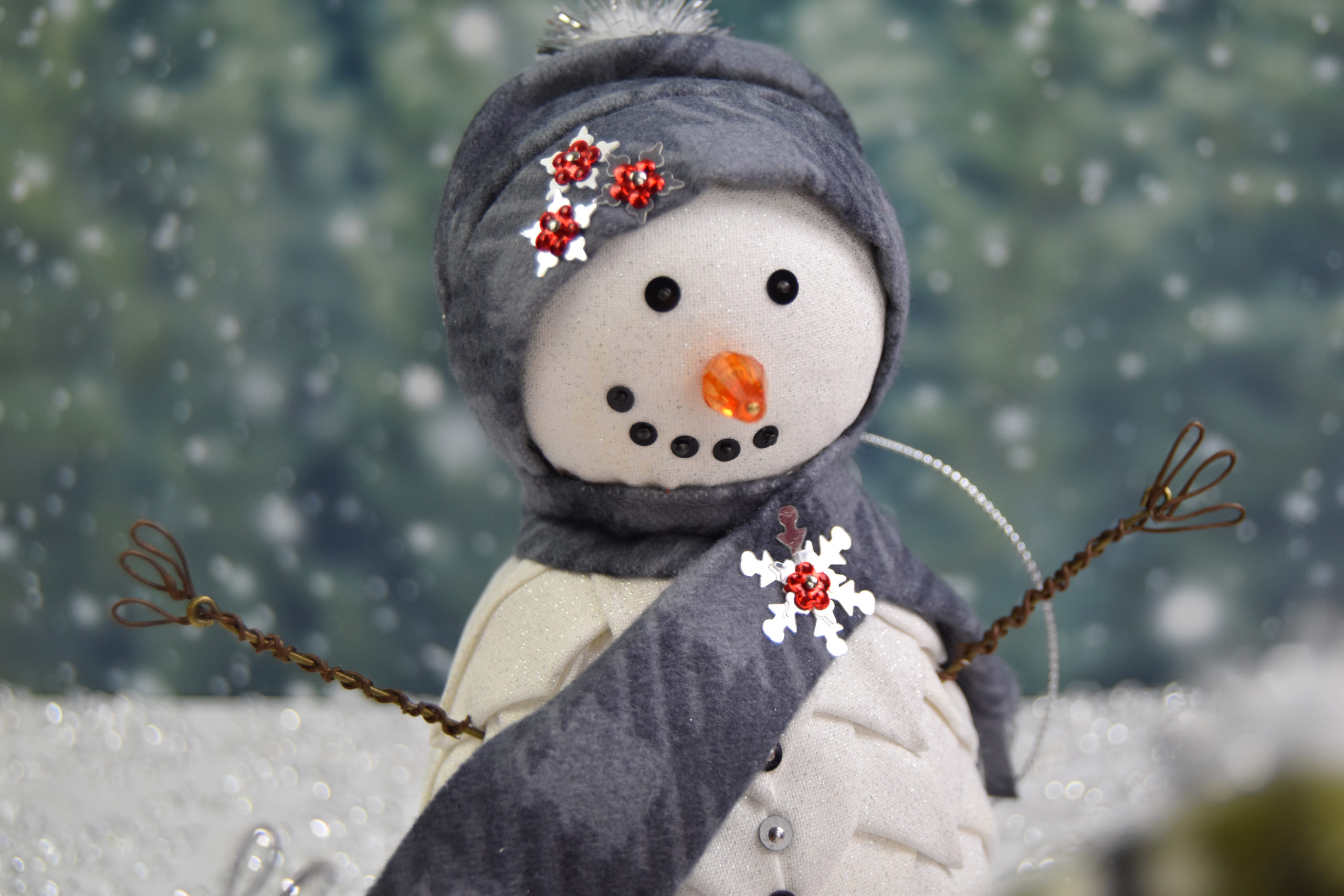 Mistletoe - Snowman Mini Kit - Fabric Scarf and Hat, Sequins, Nose, Arms,  and More