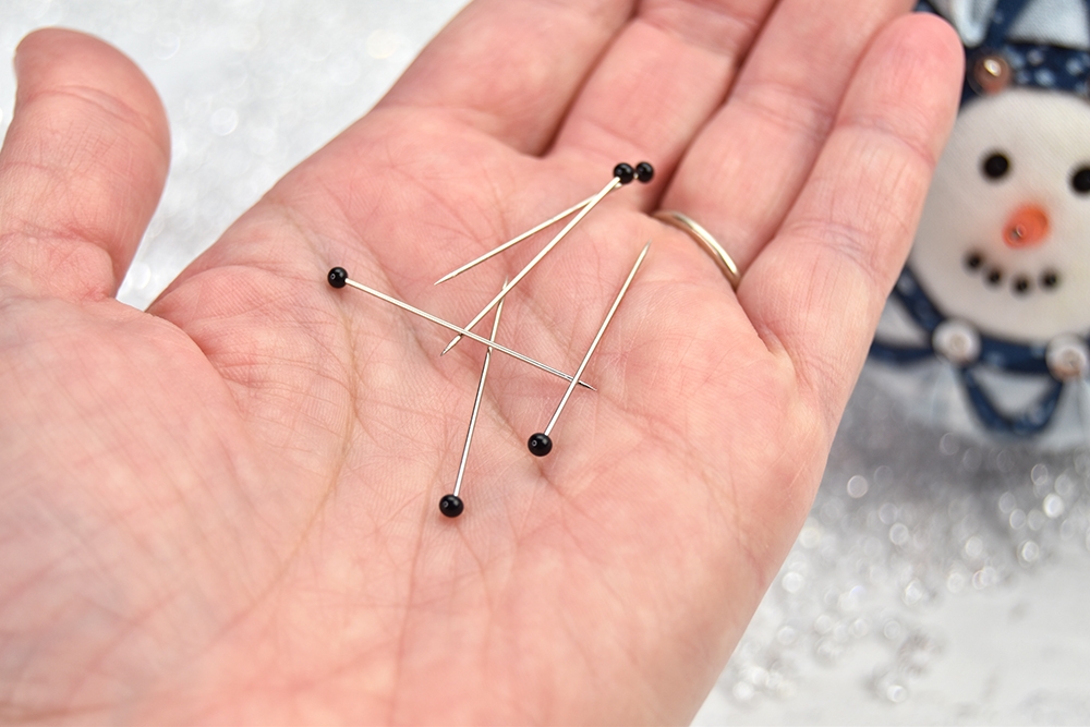https://theornamentgirl.com/market/wp-content/uploads/2022/02/tiny-black-glass-pearl-head-pins-for-quilted-ornaments-2.jpg